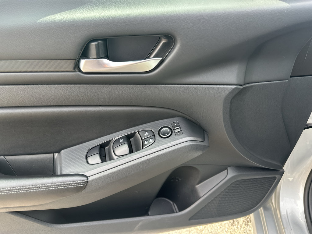 Used 2024 Nissan Altima 2.5 SV FWD image 18