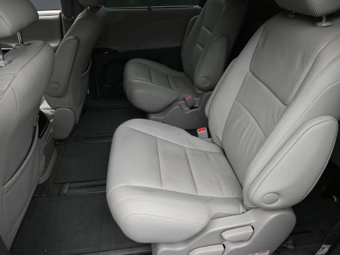 Used 2017 Toyota Sienna XLE w/ XLE Navigation Package image 12