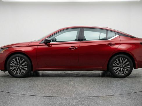 Used 2025 Nissan Altima 2.5 SV image 5