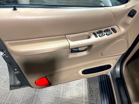 Used 2000 Ford Explorer Eddie Bauer image 25