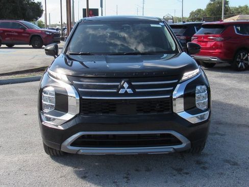 New 2025 Mitsubishi Outlander SE image 7