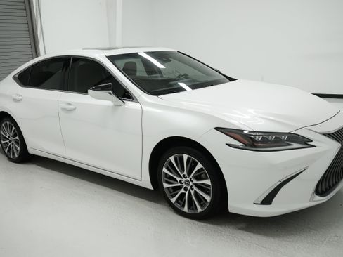 Used 2019 Lexus ES 350 w/ Luxury Package image 3