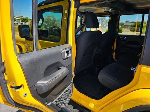 Used 2019 Jeep Wrangler Unlimited Sahara AWD/4WD image 17