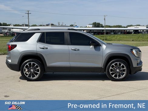 Used 2025 GMC Terrain Elevation w/ Elevation Premium Package AWD/4WD image 3
