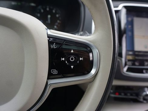 Used 2017 Volvo XC90 T6 Momentum w/ Vision Package image 8