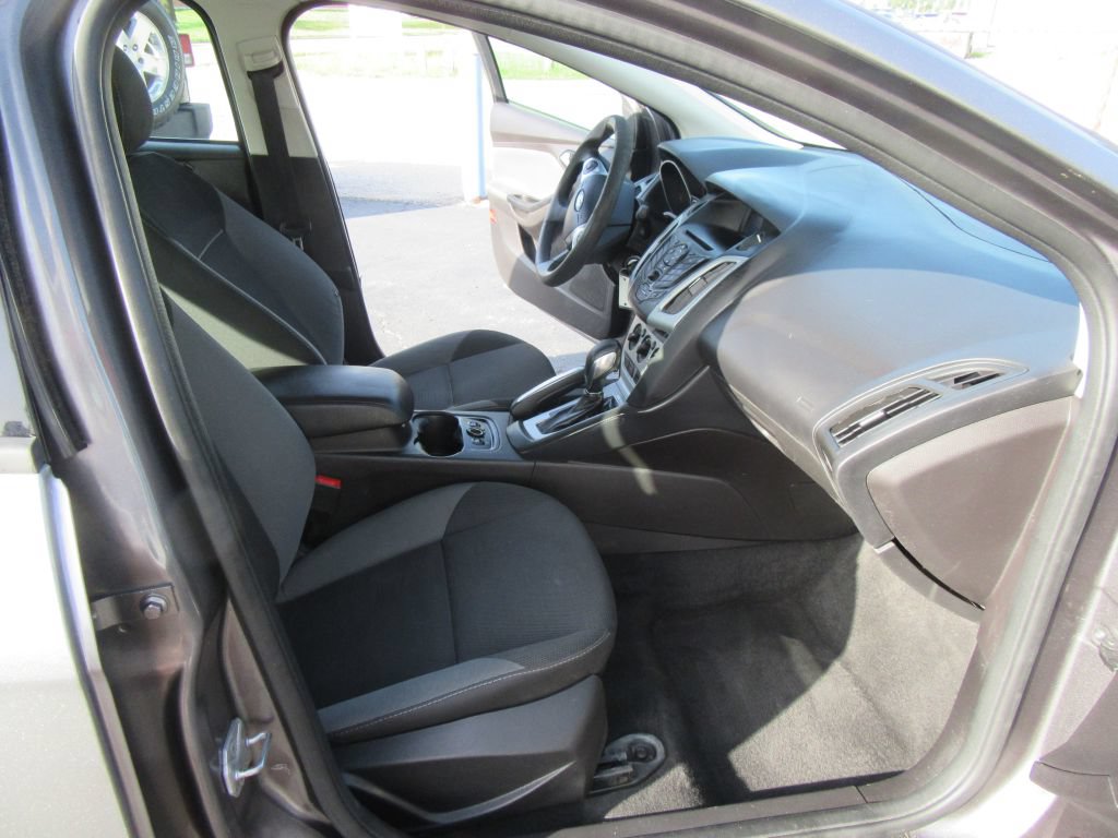 Used 2014 Ford Focus SE w/ SE Winter Package FWD image 11