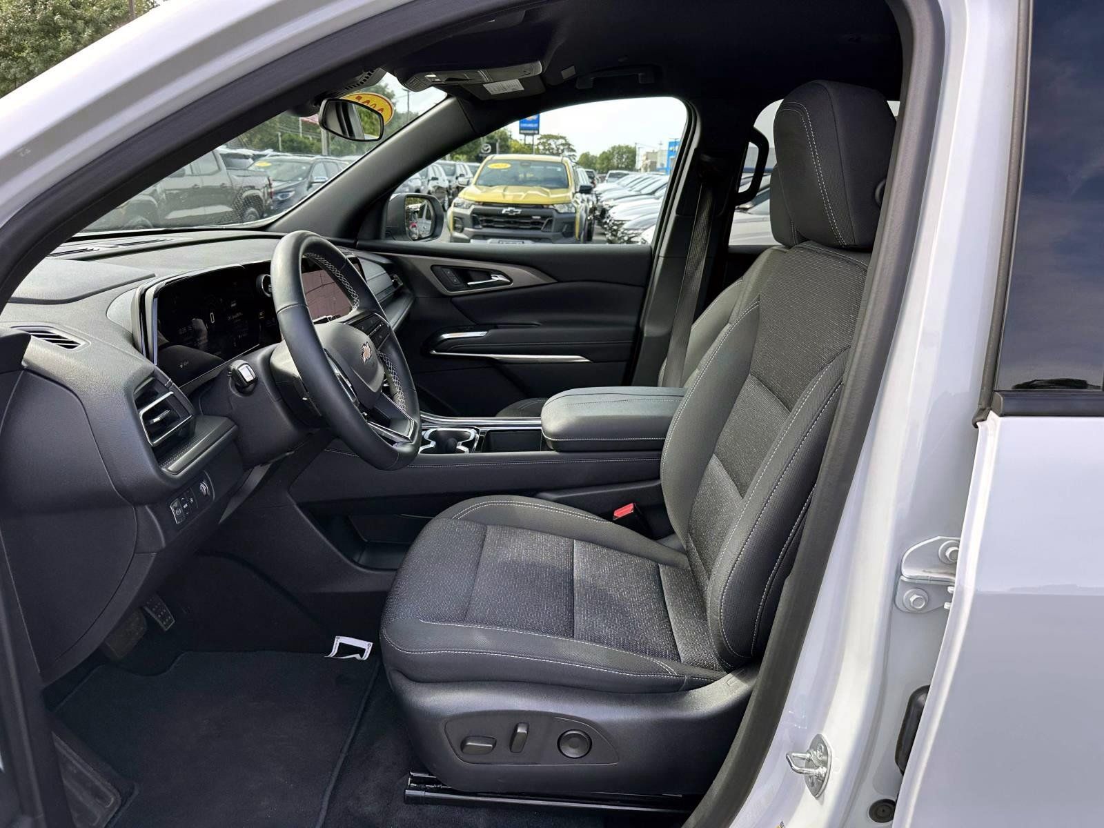 Used 2025 Chevrolet Traverse LT w/ Driver Confidence Package FWD image 11
