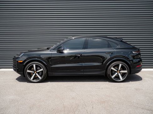 Certified 2024 Porsche Cayenne Coupe AWD/4WD image 2