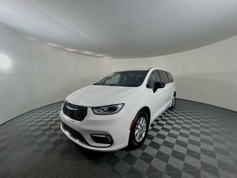 New 2026 Chrysler Pacifica Select image 4
