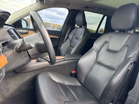 Used 2022 Volvo XC90 T6 Momentum w/ Climate Package image 8