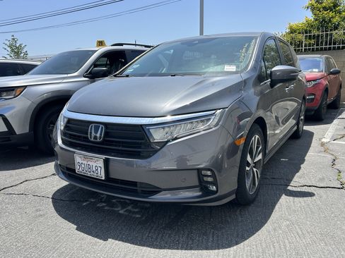 Used 2023 Honda Odyssey Touring image 2