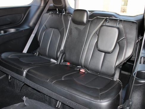 Used 2024 Chrysler Pacifica Limited image 6