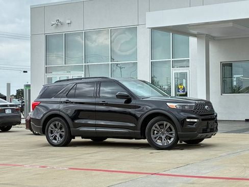 Used 2023 Ford Explorer XLT w/ Equipment Group 202A RWD image 5