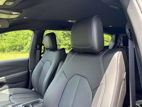 New 2027 Chrysler Pacifica Select AWD/4WD image 17