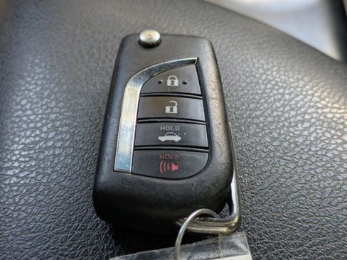 Used 2018 Toyota Camry LE image 28