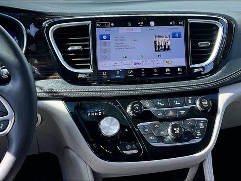 Used 2023 Chrysler Pacifica Limited image 9