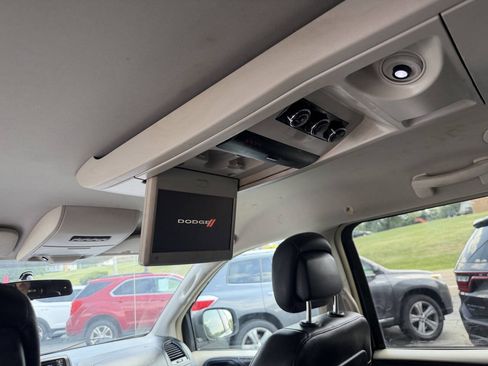Used 2011 Dodge Grand Caravan Crew w/ Entertainment Group 1 FWD image 10