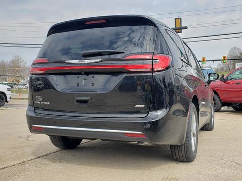 New 2026 Chrysler Pacifica Select AWD/4WD image 3