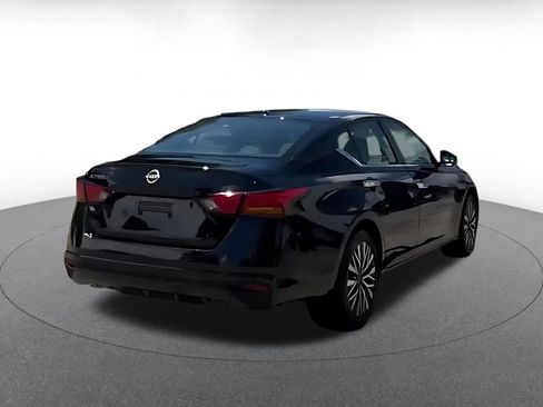 Used 2025 Nissan Altima 2.5 SV FWD image 9
