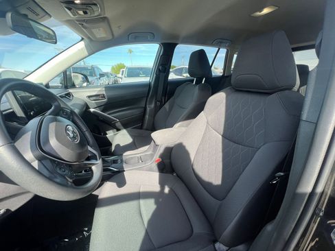 Used 2025 Toyota Corolla Cross LE image 36