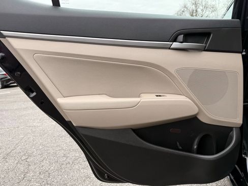 Used 2017 Hyundai Elantra SE image 24