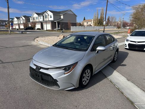 Used 2020 Toyota Corolla LE image 2