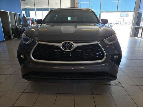 Used 2021 Toyota Highlander XLE image 3