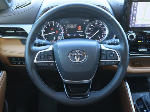 Used 2022 Toyota Highlander Platinum image 12