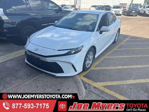 Used 2025 Toyota Camry LE w/ Convenience Package FWD image 1