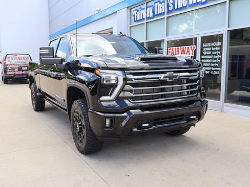 Used 2024 Chevrolet Silverado 2500 High Country w/ High Country Premium Package AWD/4WD image 2