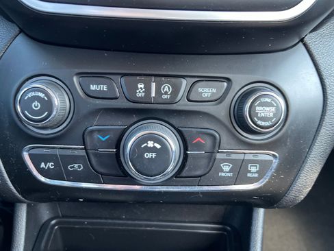 Used 2019 Jeep Cherokee Latitude Plus w/ Cold Weather Group AWD/4WD image 17