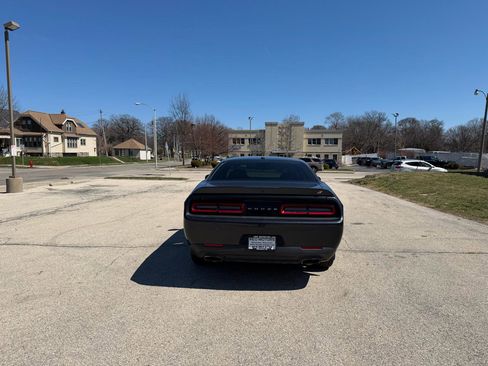 Used 2019 Dodge Challenger SXT image 6