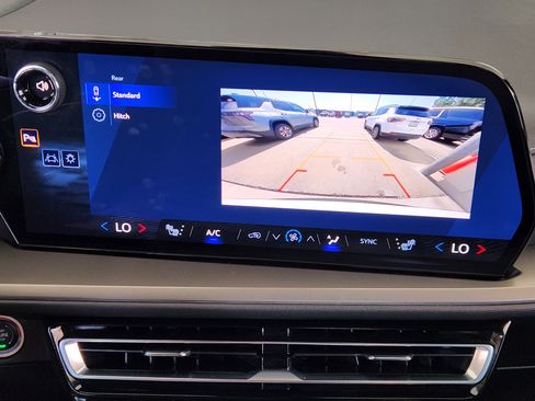 Certified 2025 Chevrolet Traverse LT FWD image 19