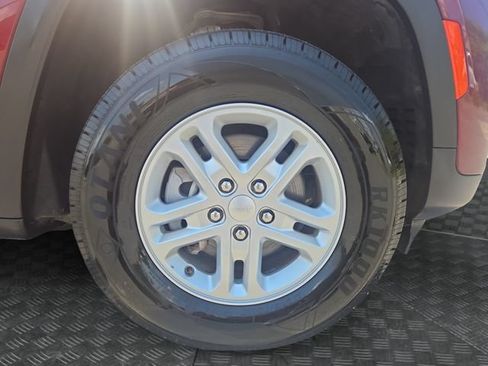 Used 2024 Jeep Grand Cherokee Laredo RWD image 35