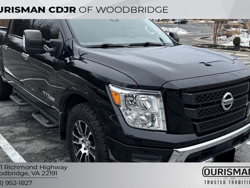 Used 2021 Nissan Titan SV w/ SV Convenience Package image 2