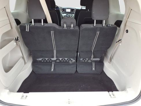 Used 2023 Chrysler Voyager LX image 28