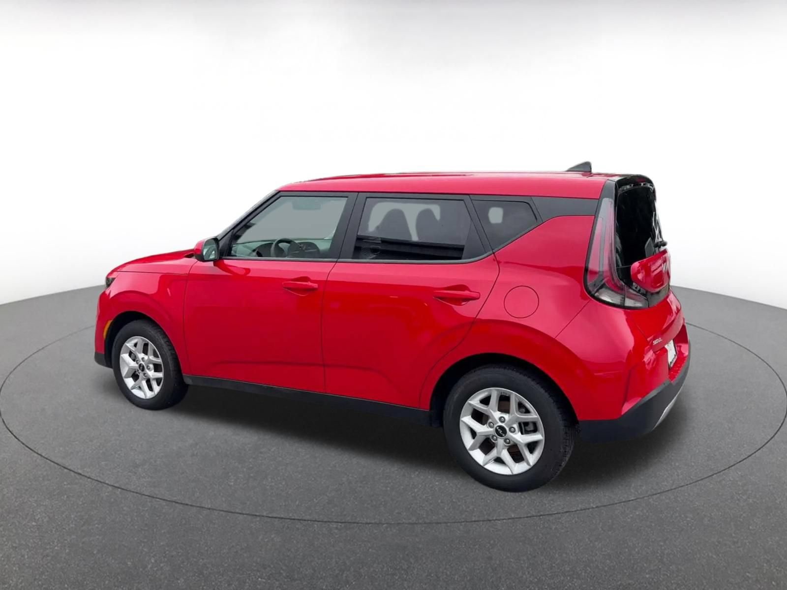 Used 2025 Kia Soul LX w/ LX Technology Package FWD image 8