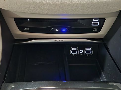 Used 2023 Chrysler Pacifica Limited w/ Uconnect Theater Family Group FWD image 41