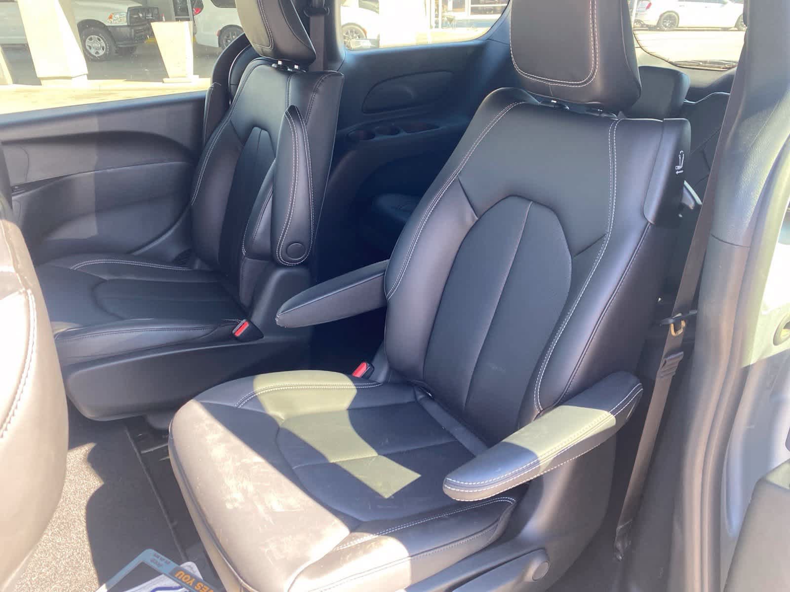 Used 2023 Chrysler Pacifica Touring-L w/ S Appearance Package FWD image 12