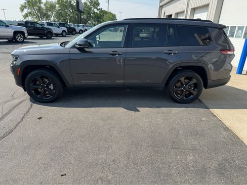 Used 2022 Jeep Grand Cherokee L Laredo image 6