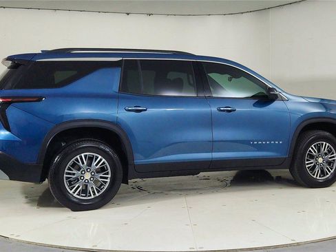 Used 2025 Chevrolet Traverse LT w/ Driver Confidence Package image 7