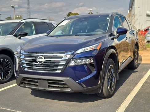 Used 2025 Nissan Rogue SV w/ SV Premium Package image 3