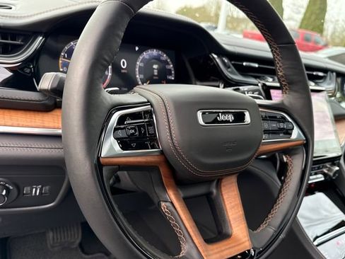 New 2025 Jeep Grand Cherokee Summit image 12