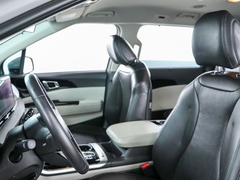 Used 2024 Kia Carnival EX FWD image 23