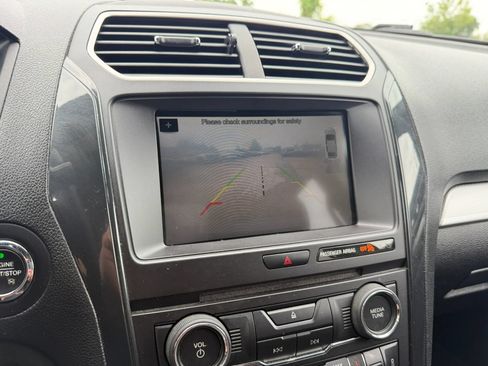 Used 2017 Ford Explorer XLT w/ Equipment Group 201A FWD image 13