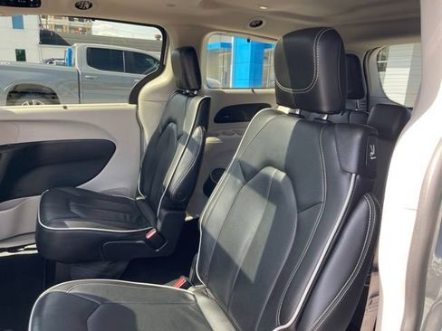 Used 2023 Chrysler Pacifica Limited FWD image 19