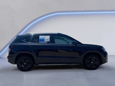 Used 2025 Volkswagen Taos SE FWD image 4
