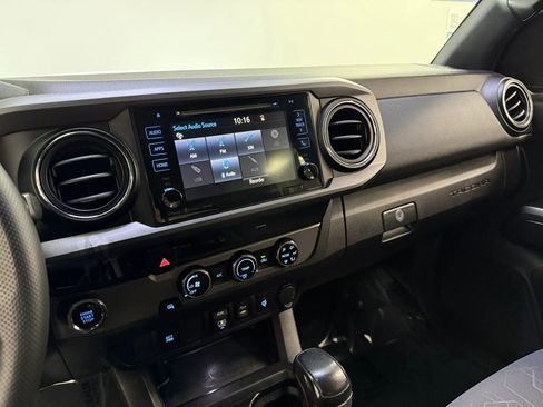 Used 2018 Toyota Tacoma TRD Sport RWD image 17