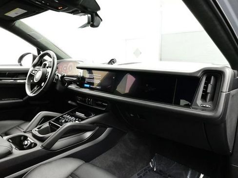 Certified 2024 Porsche Cayenne Turbo GT AWD/4WD image 19