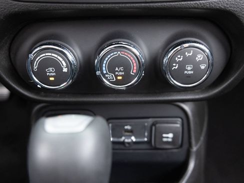 Used 2016 Jeep Renegade Latitude FWD image 34